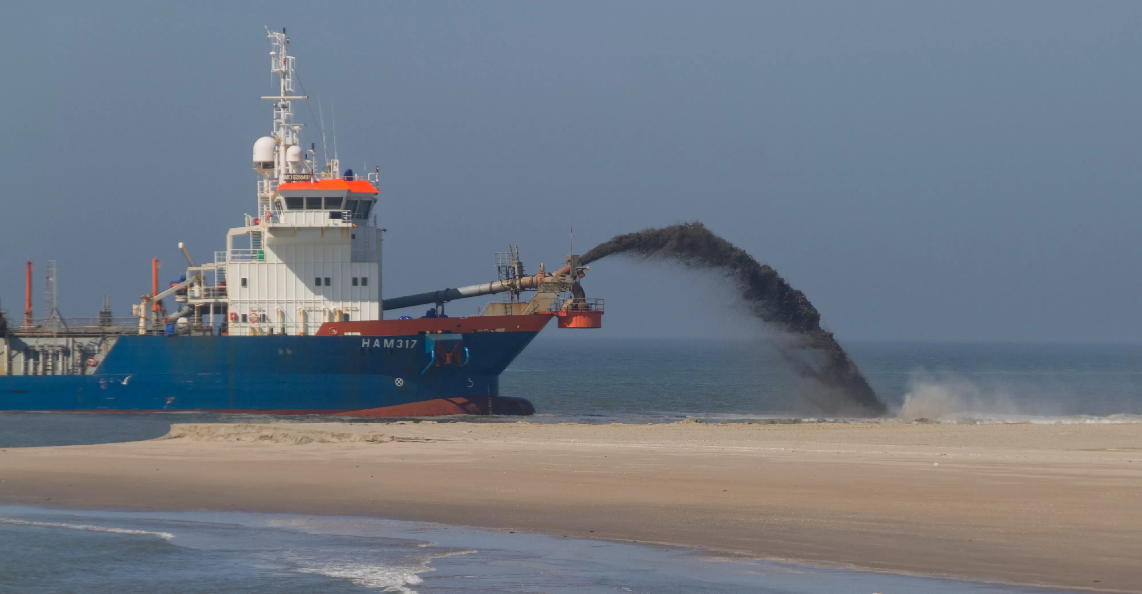 Zandsuppletie (foto Rijkswaterstaat, Harry van Reeken)